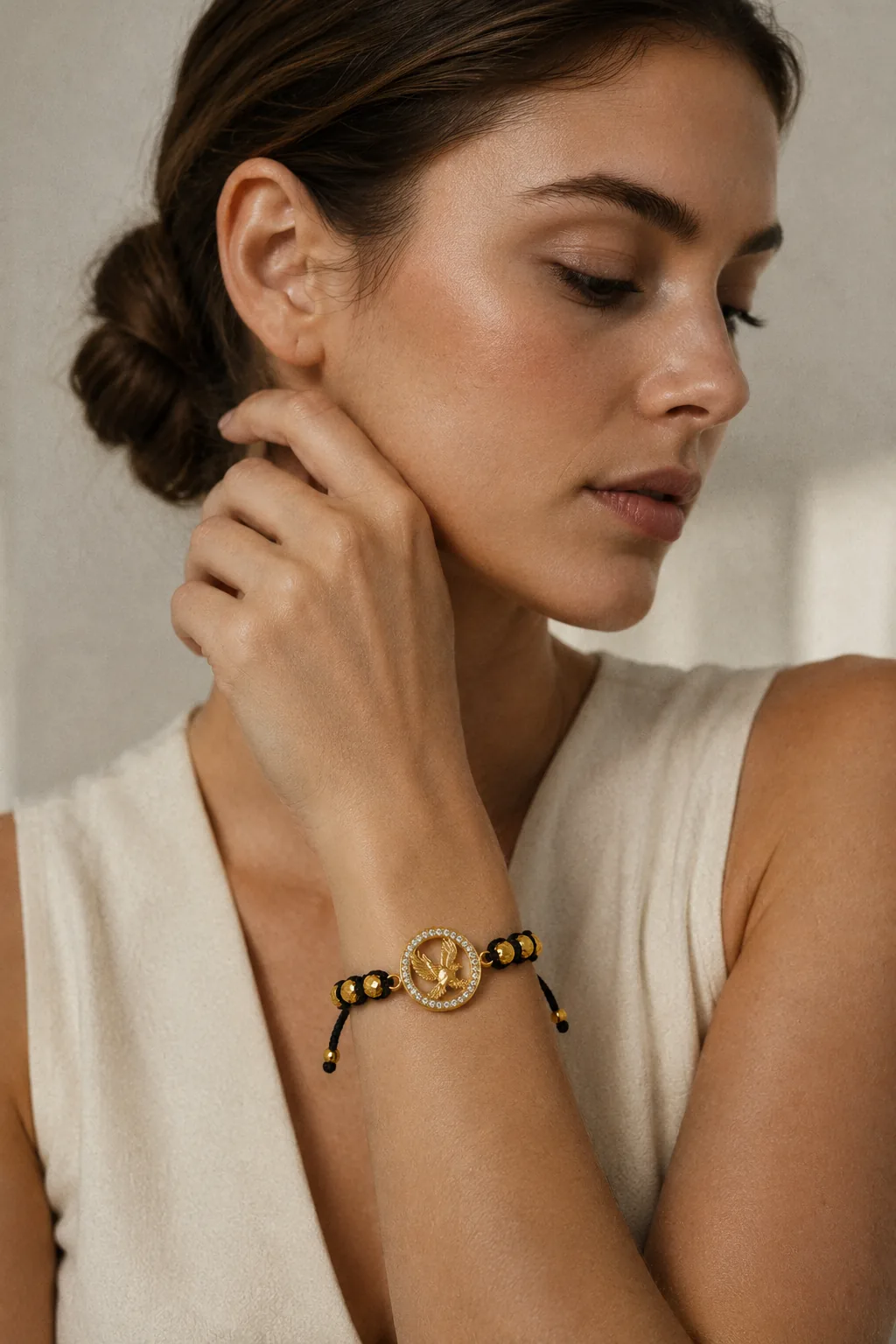 Pulsera con motivo de águila sobre la muñeca