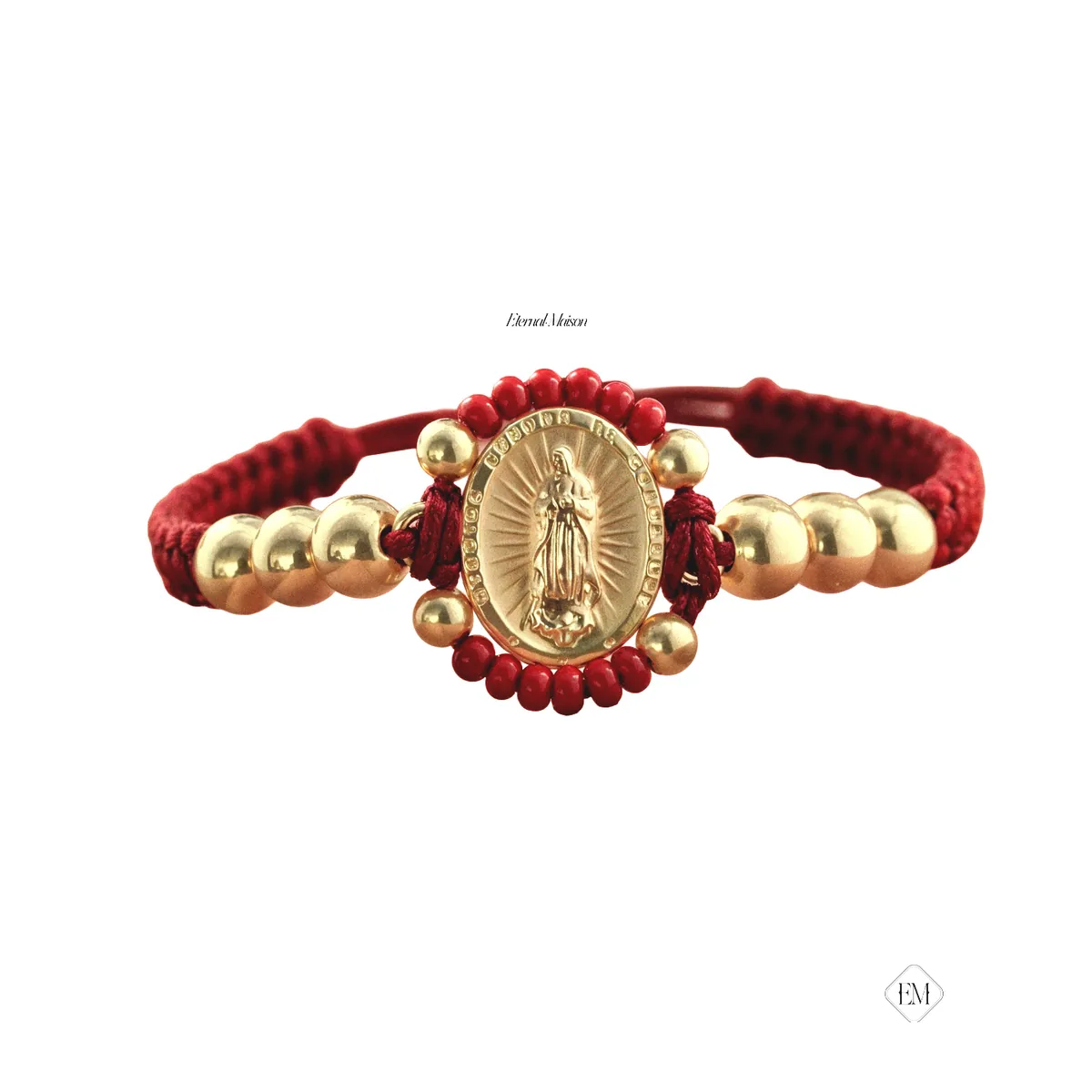 Pulsera de cordón vinotinto con medalla ovalada de la Virgen de Guadalupe en oro y balines.