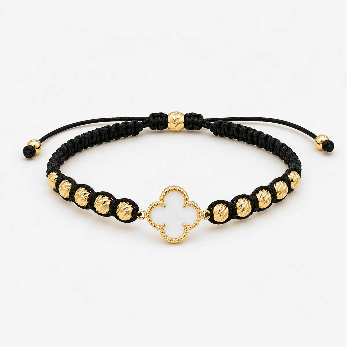 Pulsera de hilo negro con motivo de trébol