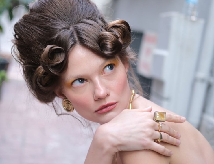 Mujer con anillo chunky de oro grueso, estilo editorial urbano elegante
