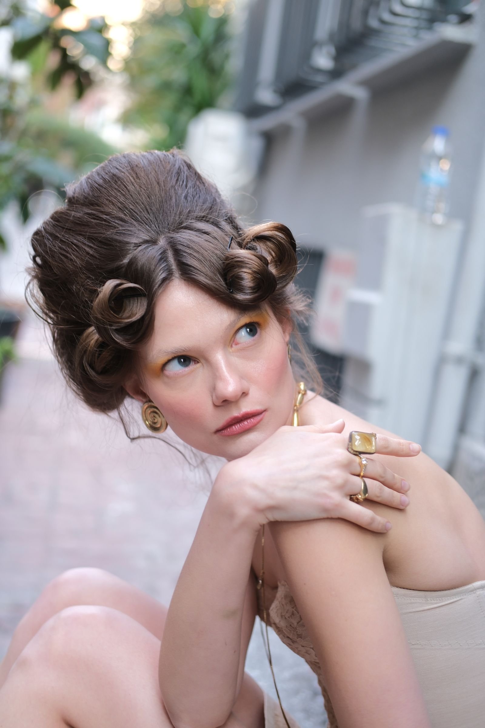 Mujer con anillo chunky de oro grueso, estilo editorial urbano elegante