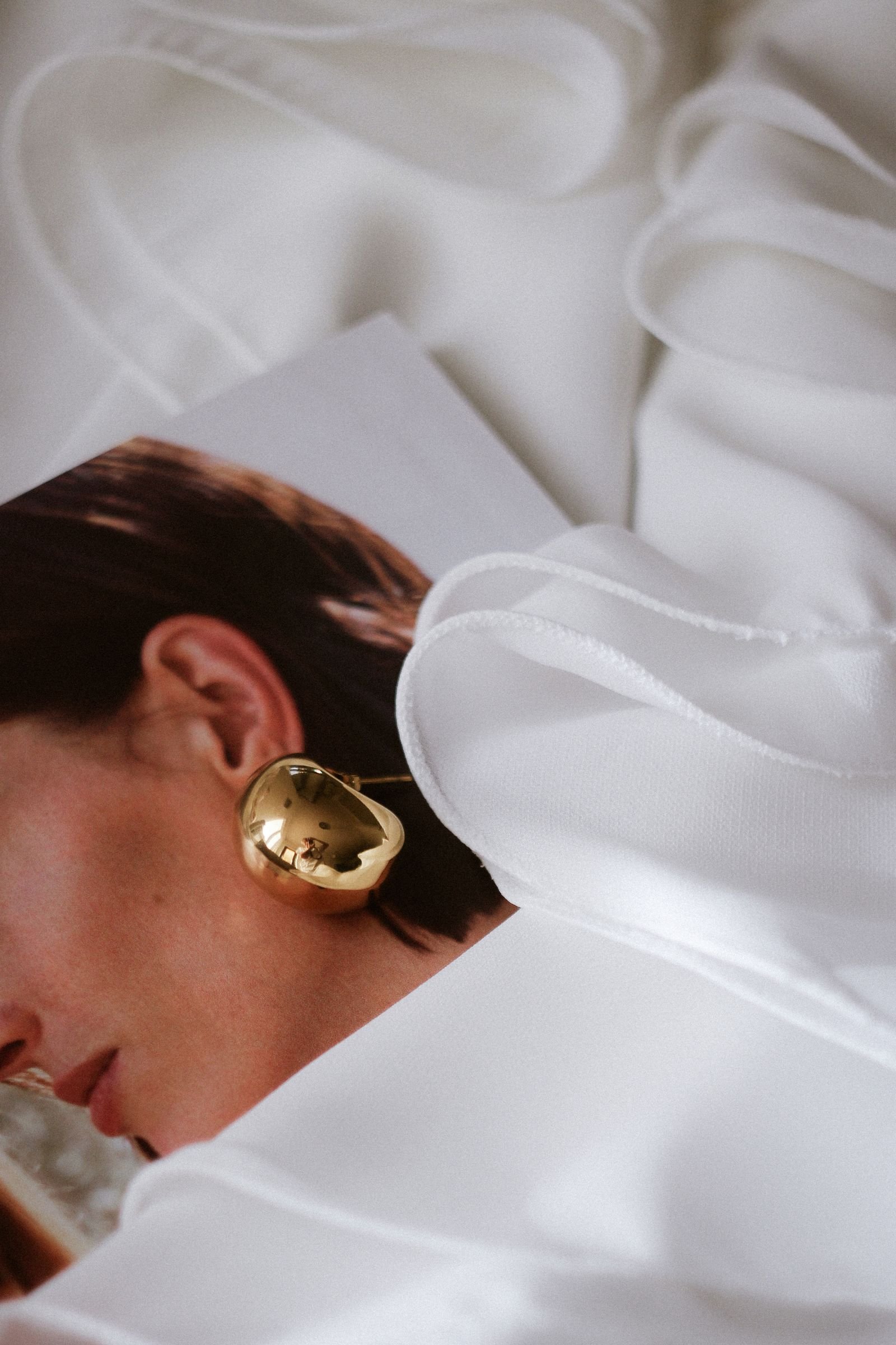 Modelo con arete escultural de oro 18K, estilo editorial
