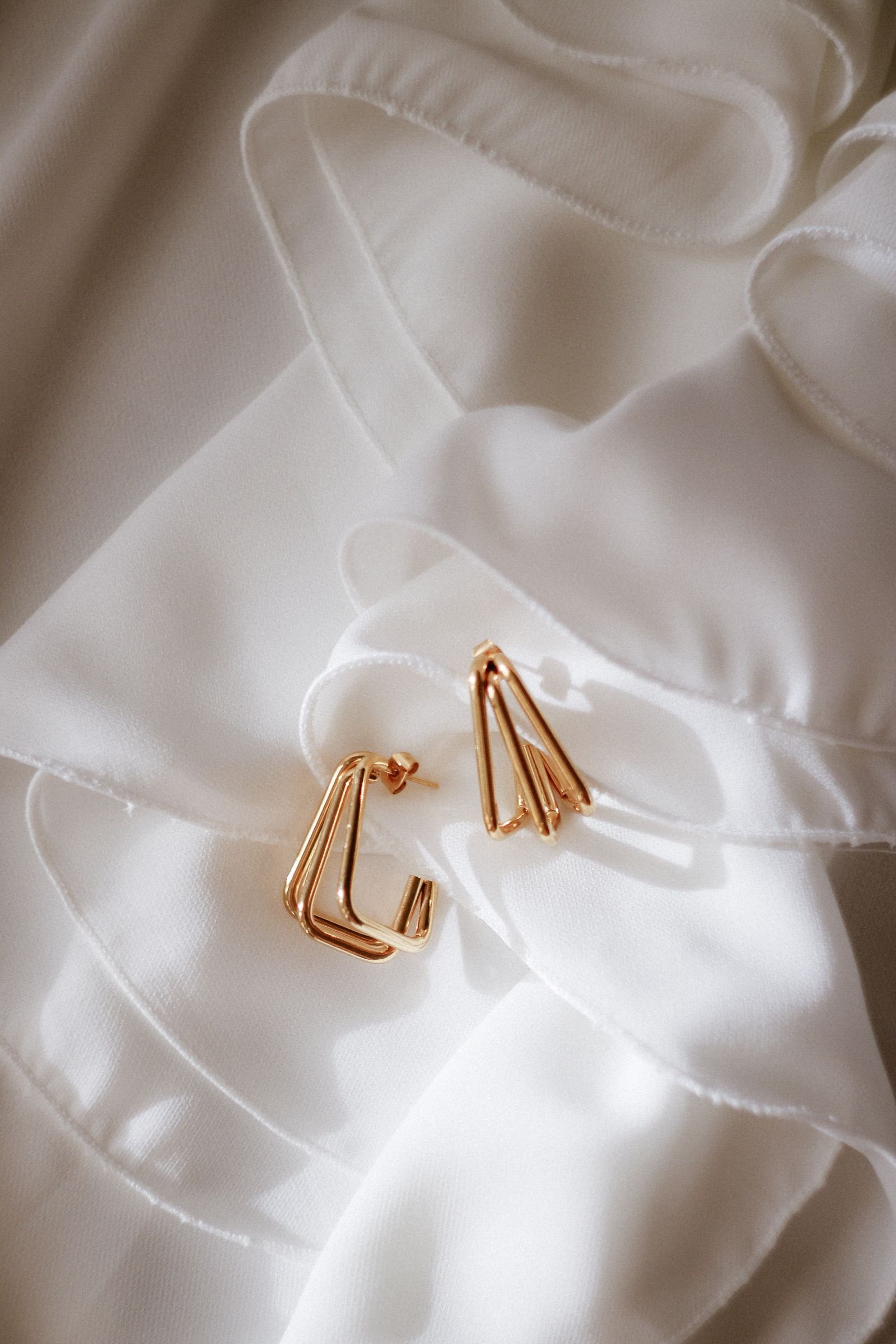 Aretes de Oro 18K: Guía de Estilos para Cada Tipo de Rostro y Ocasión