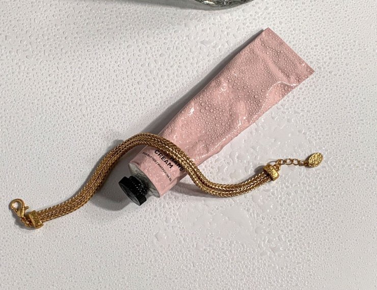 Pulsera de oro 18K en estuche, composición minimalista de cuidado de joyas