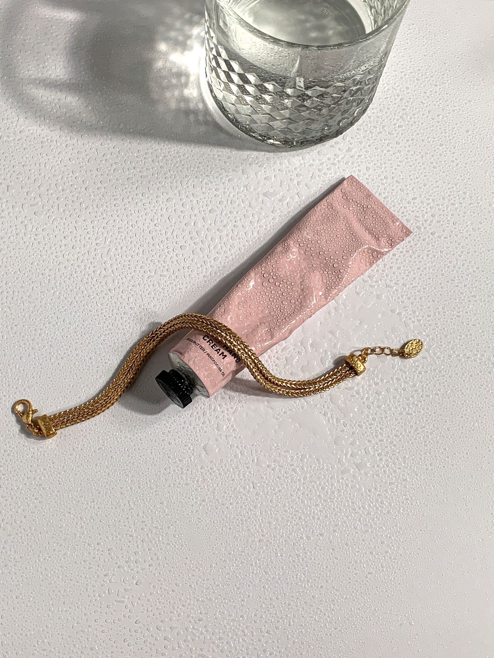 Pulsera de oro 18K en estuche, composición minimalista de cuidado de joyas