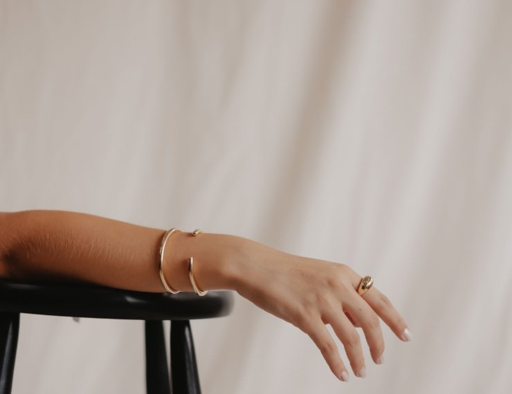 Joyería de oro 18K minimalista de uso diario, retrato editorial