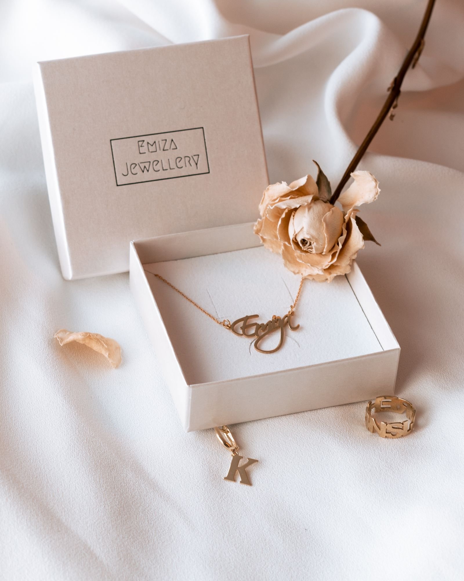Joyería personalizada en oro con caja de regalo elegante, dijes con iniciales