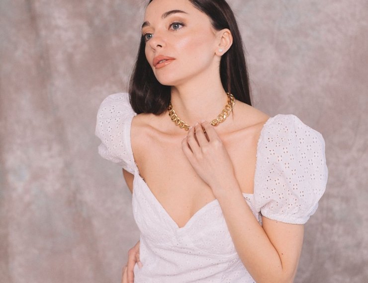Modelo luciendo collar de oro fino en estilo editorial elegante, joyería personalizada