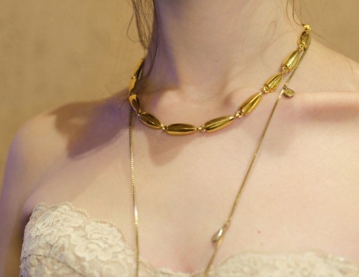 Retrato elegante con joyería de oro, estilo atemporal editorial