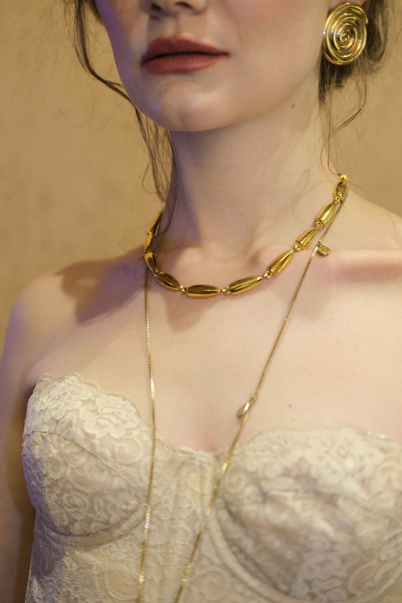 Retrato elegante con joyería de oro, estilo atemporal editorial