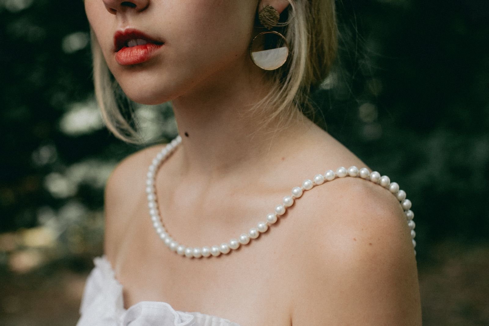 Collar de perlas con detalles de oro 18K