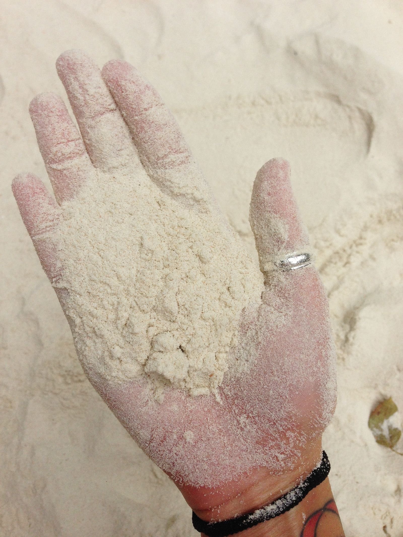 Anillo de oro 18K junto a elementos de playa