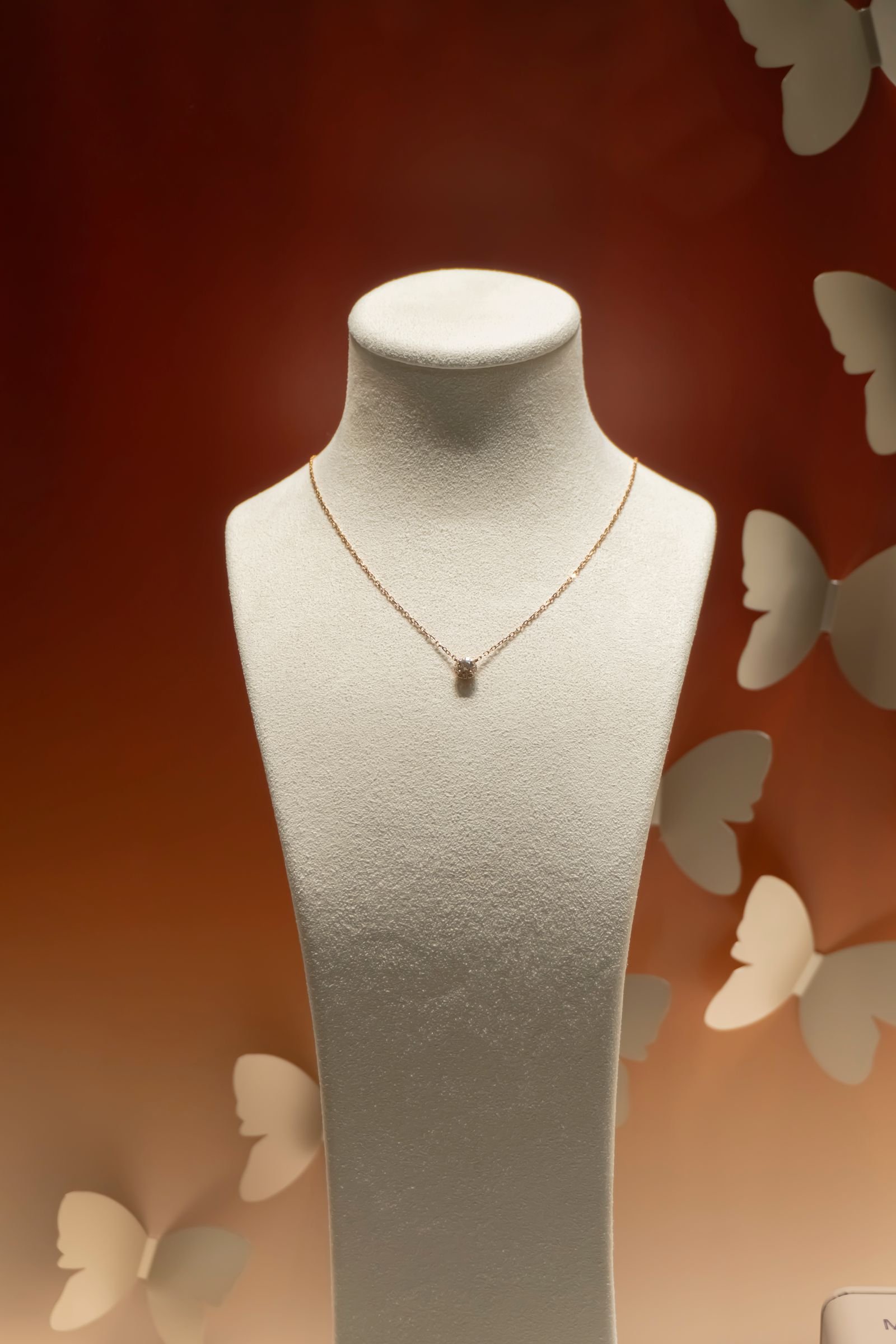 Vitrina de joyeria con collares de oro 18K