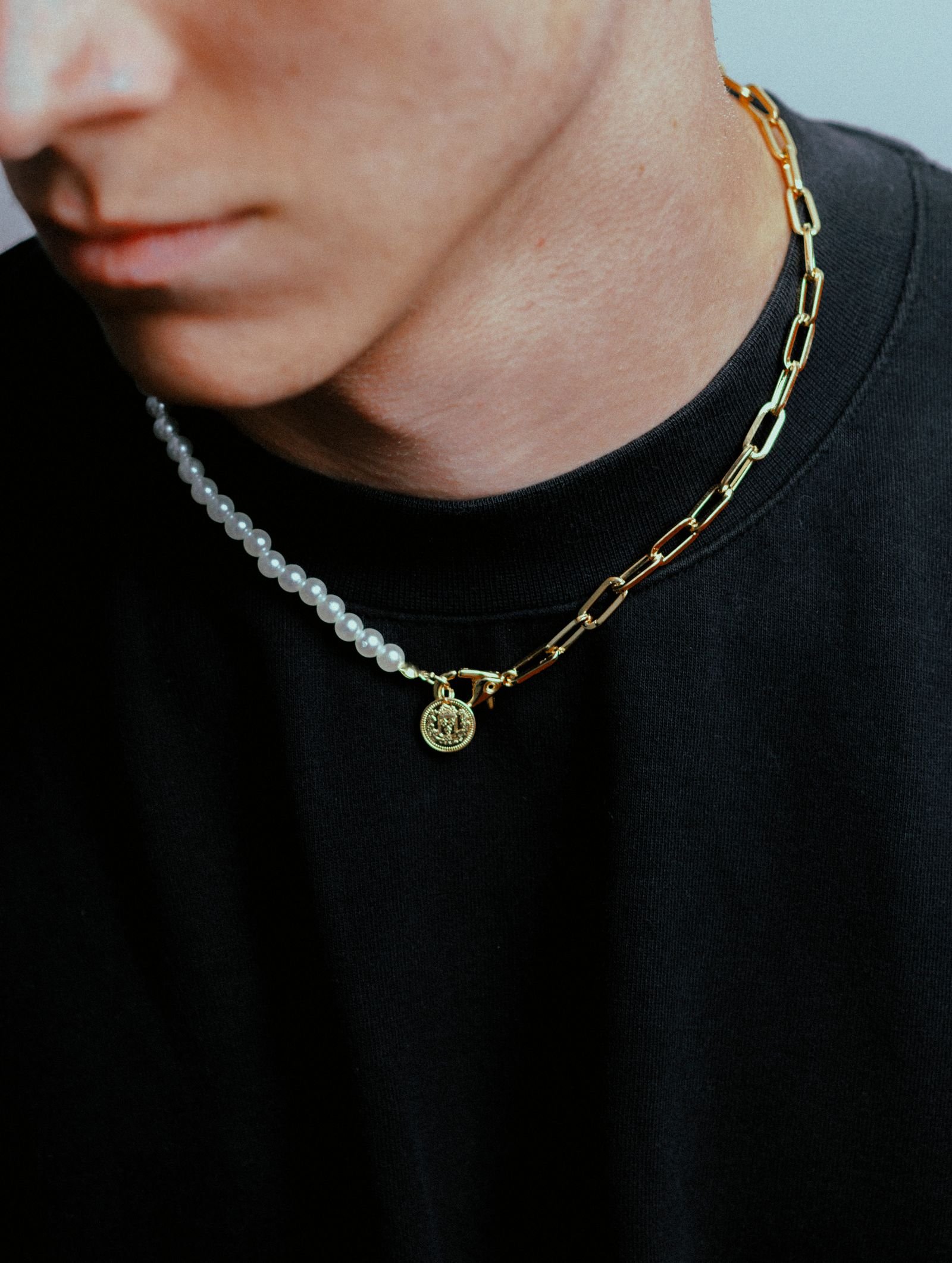 Detalle de anillo y pulsera de oro 18K para hombre