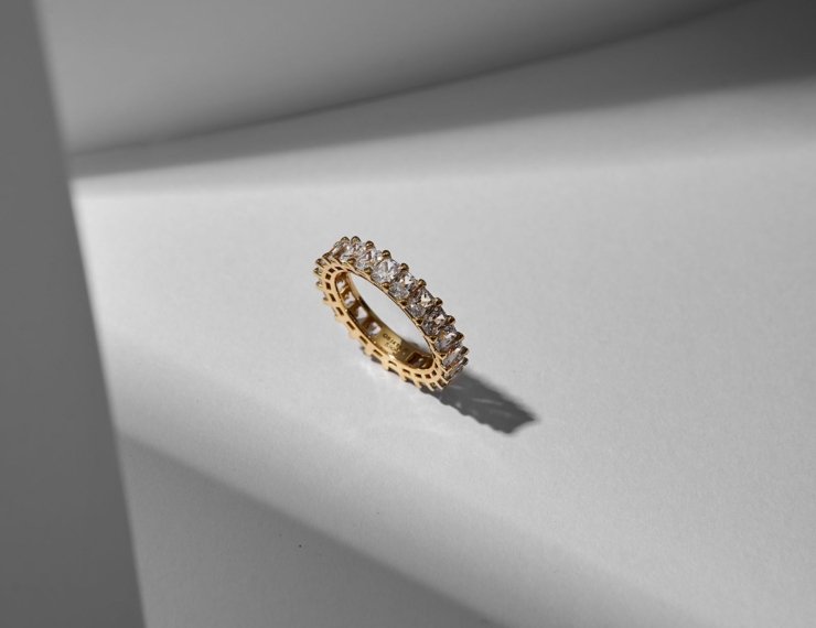 Anillo de oro y diamante editorial, close-up de lujo