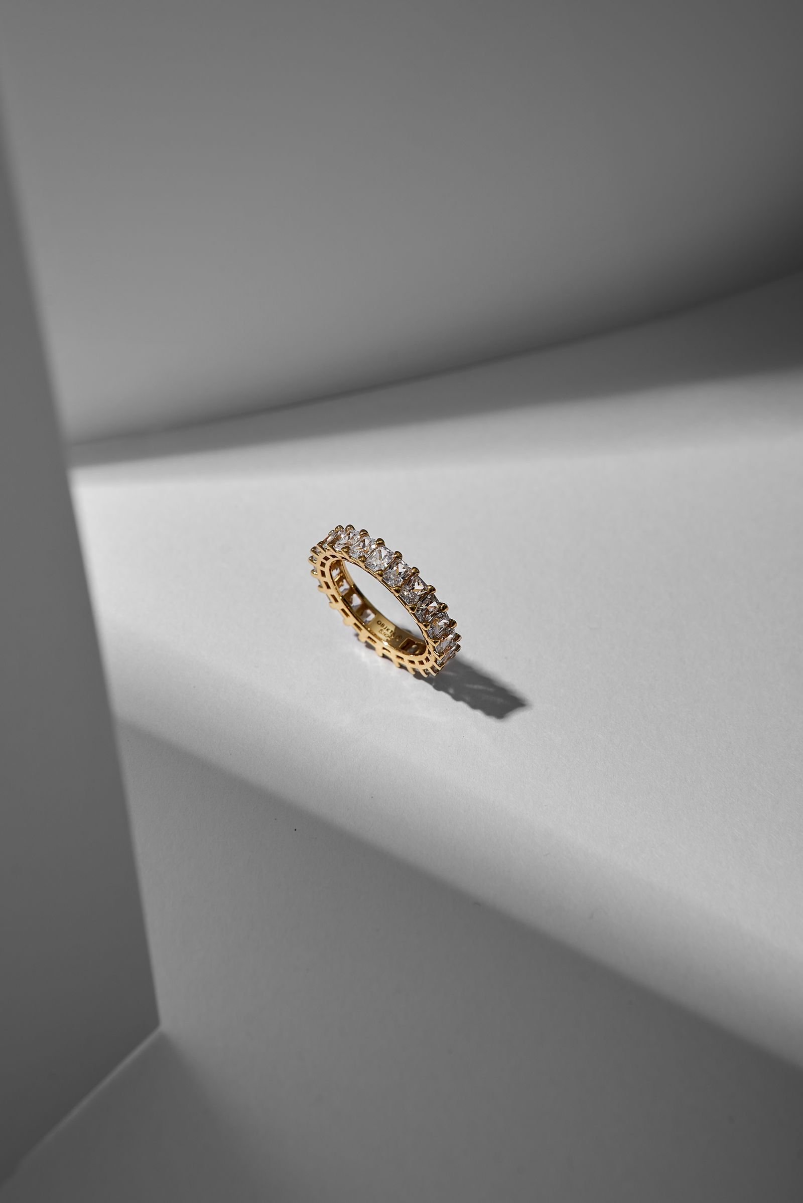 Anillo de oro y diamante editorial, close-up de lujo