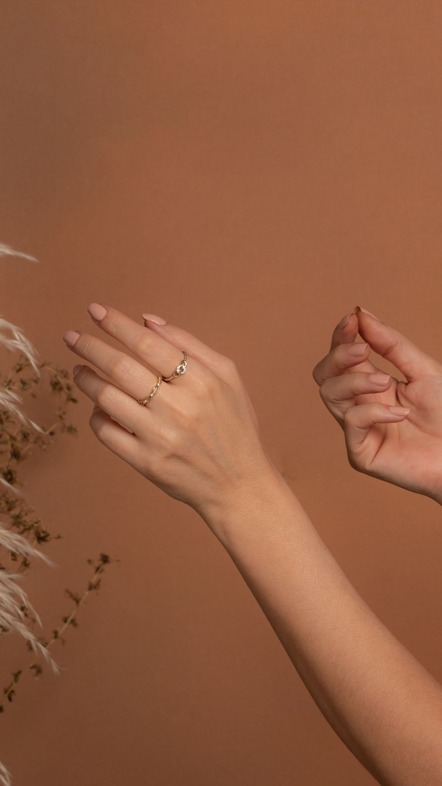 Detalle de anillo minimalista de oro 18K