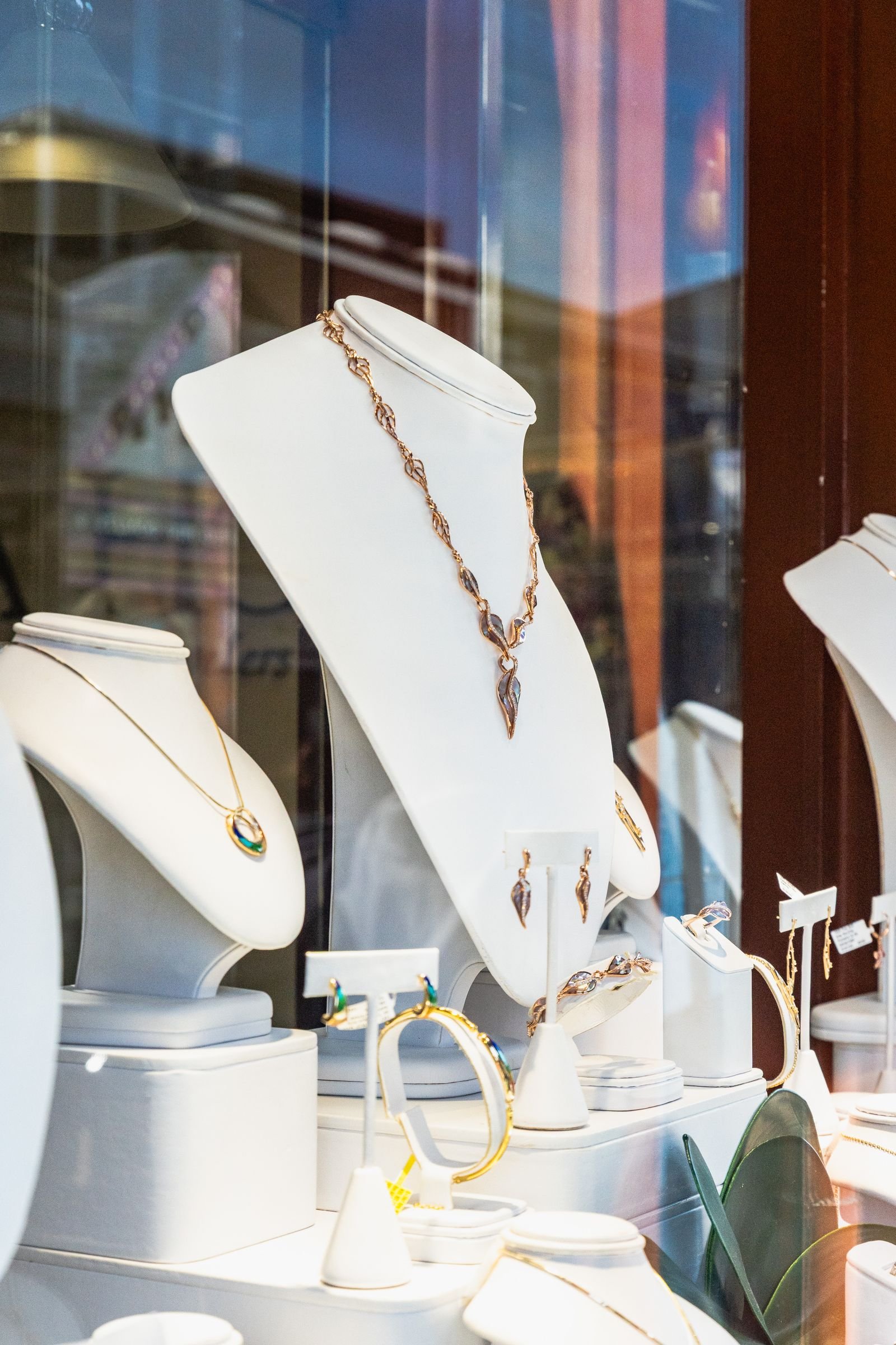 Vitrina de joyeria con collares dorados en exhibicion