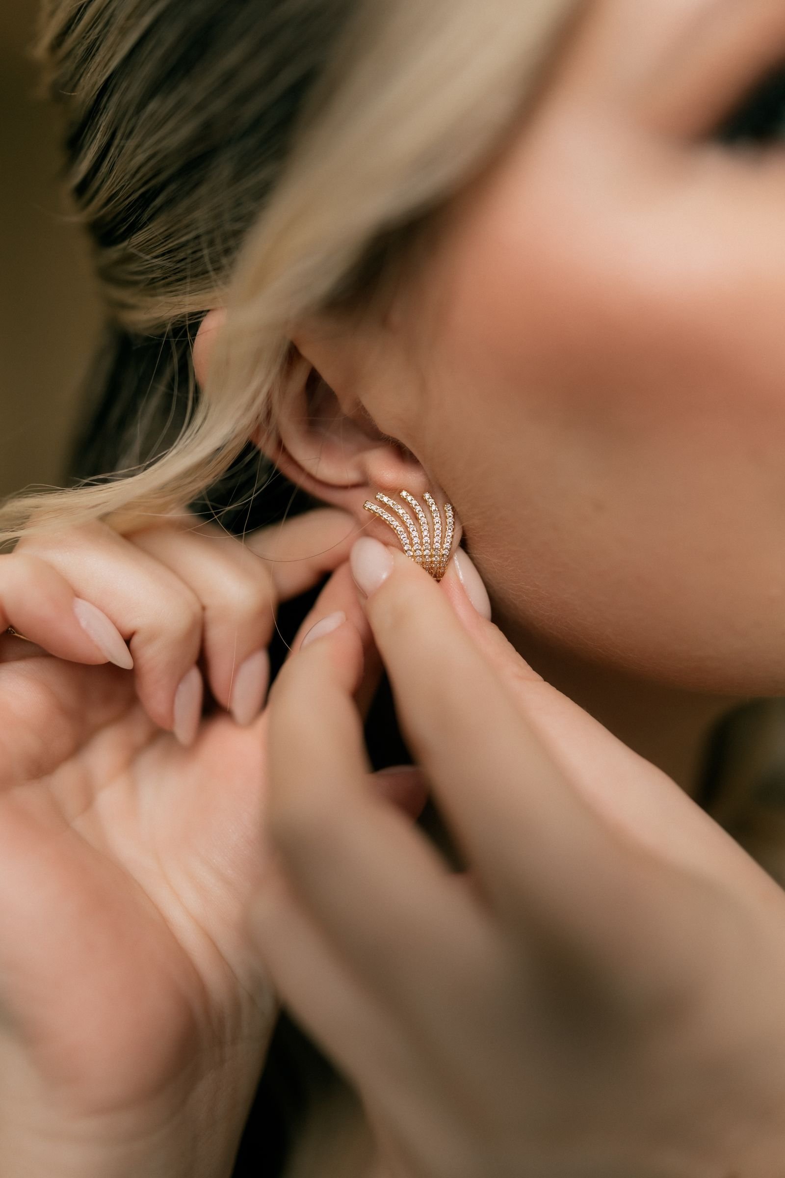 Detalle de aretes de oro 18K para novia