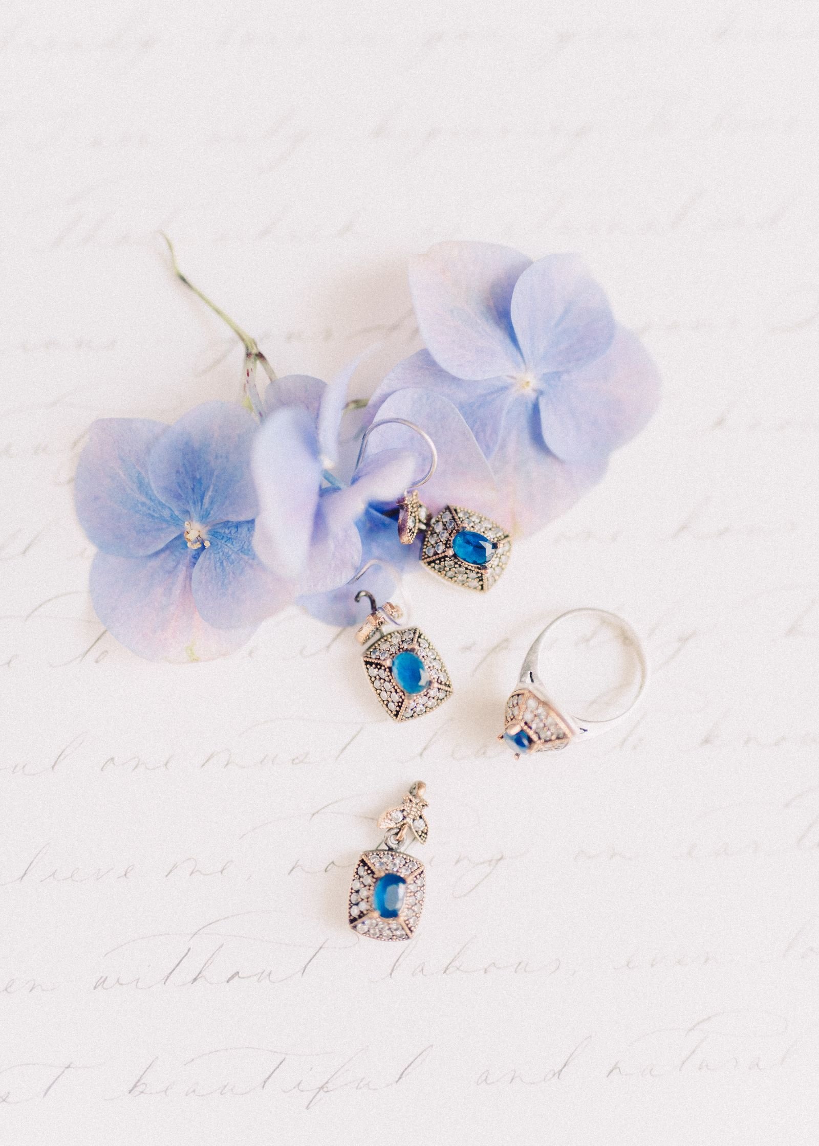 Detalle de gema zafiro en joyería de oro 18K