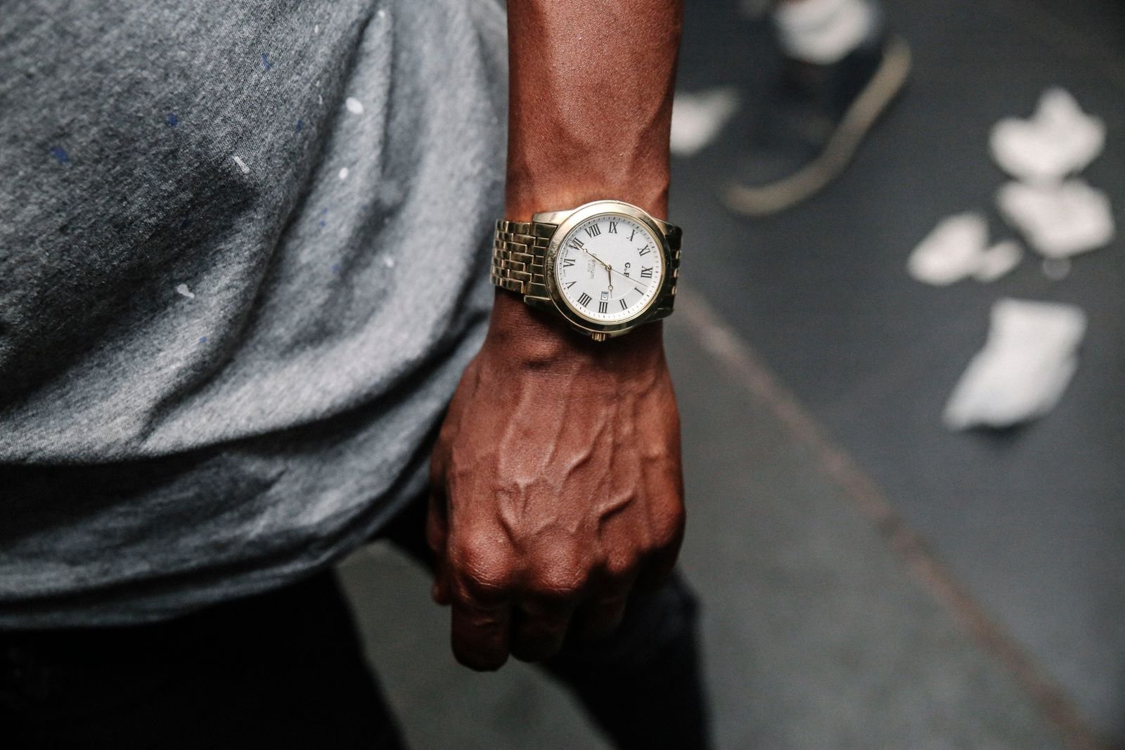 Detalle de correa y esfera de reloj de oro para hombre