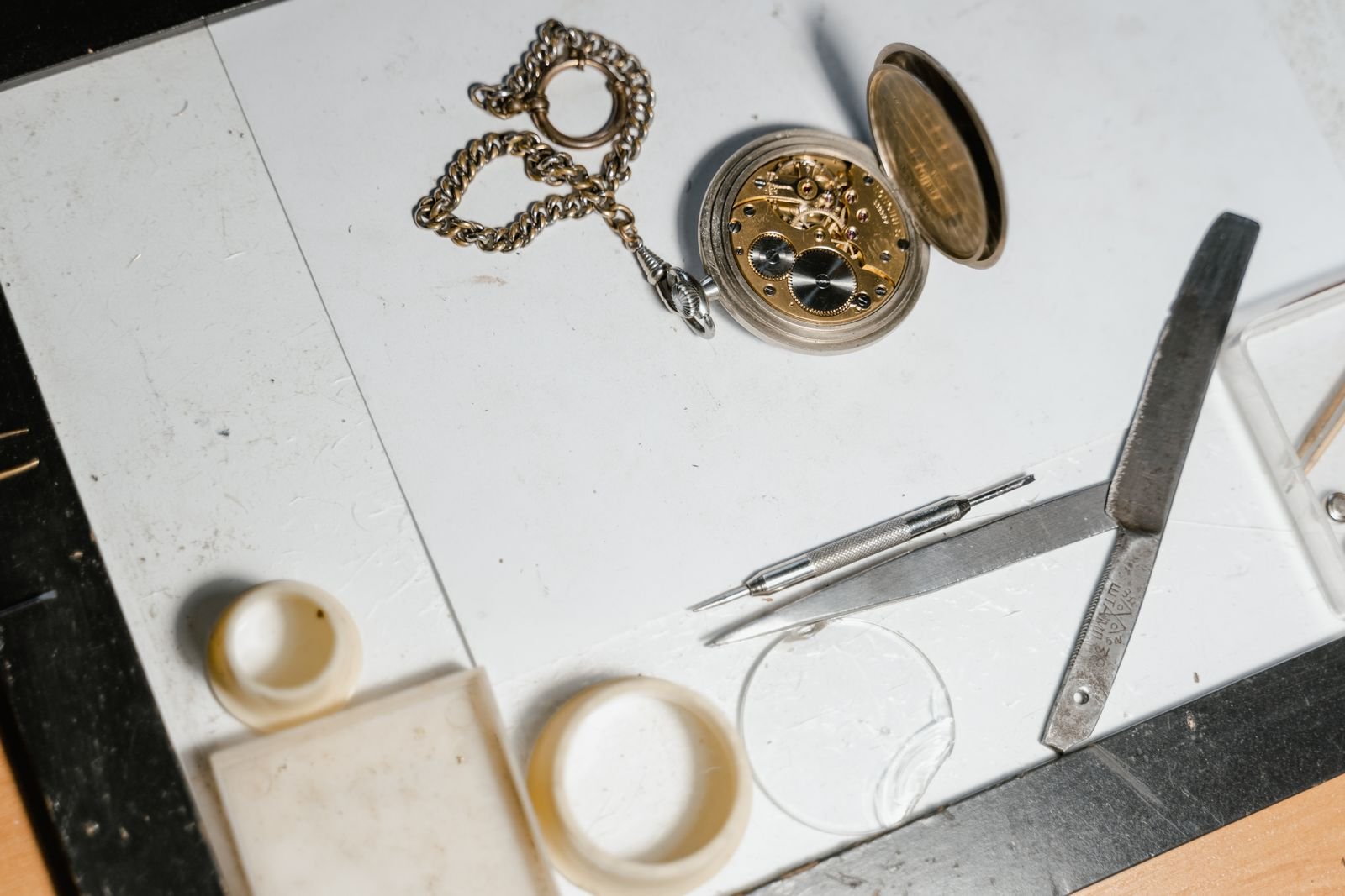 Detalle de engaste de piedra en anillo de oro 18K