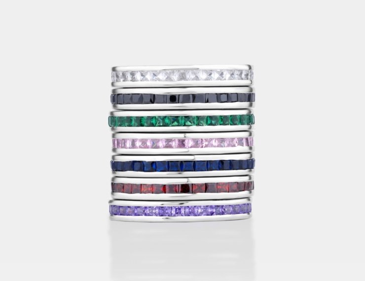Anillos apilables con piedras de colores, estilo editorial