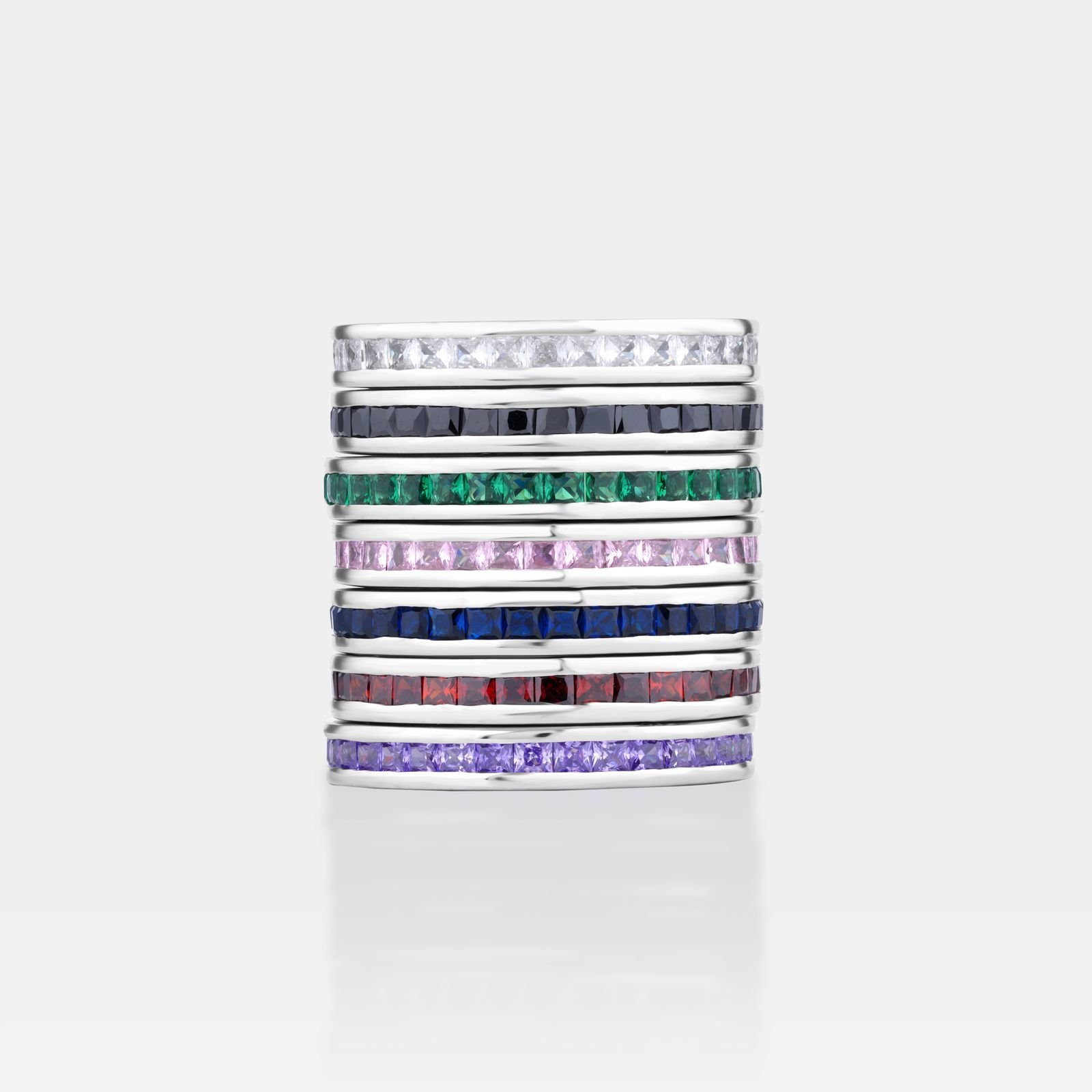 Anillos apilables con piedras de colores, estilo editorial