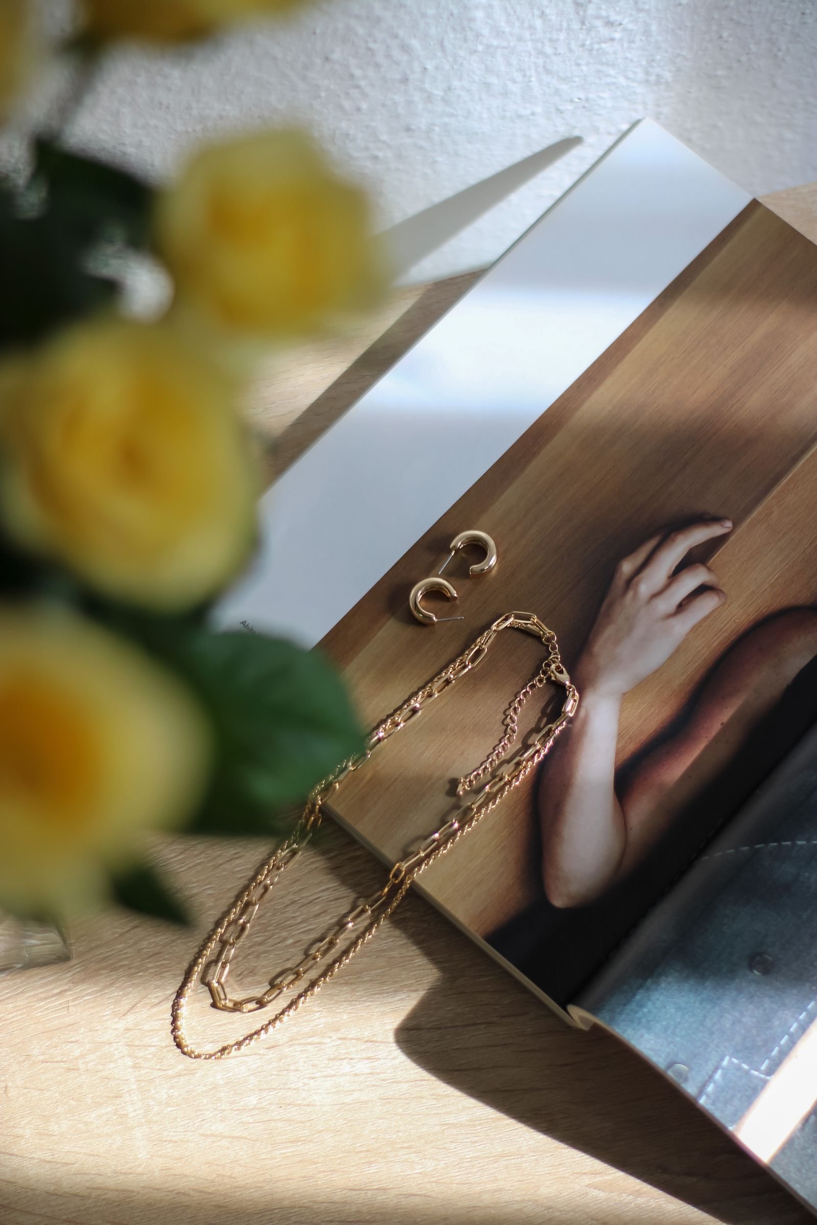 Comprar Menos, Comprar Mejor: El Caso de las Piezas Atemporales en Oro 18K