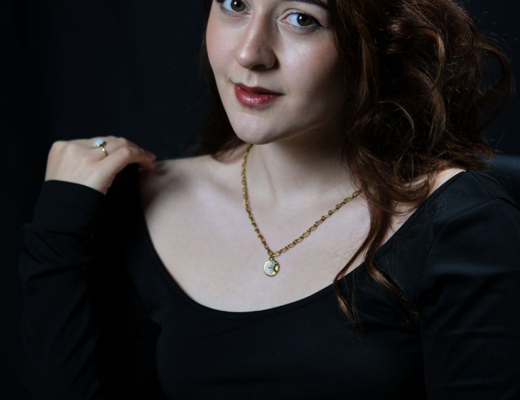Retrato elegante de mujer con collar de oro 18K, estilo atemporal