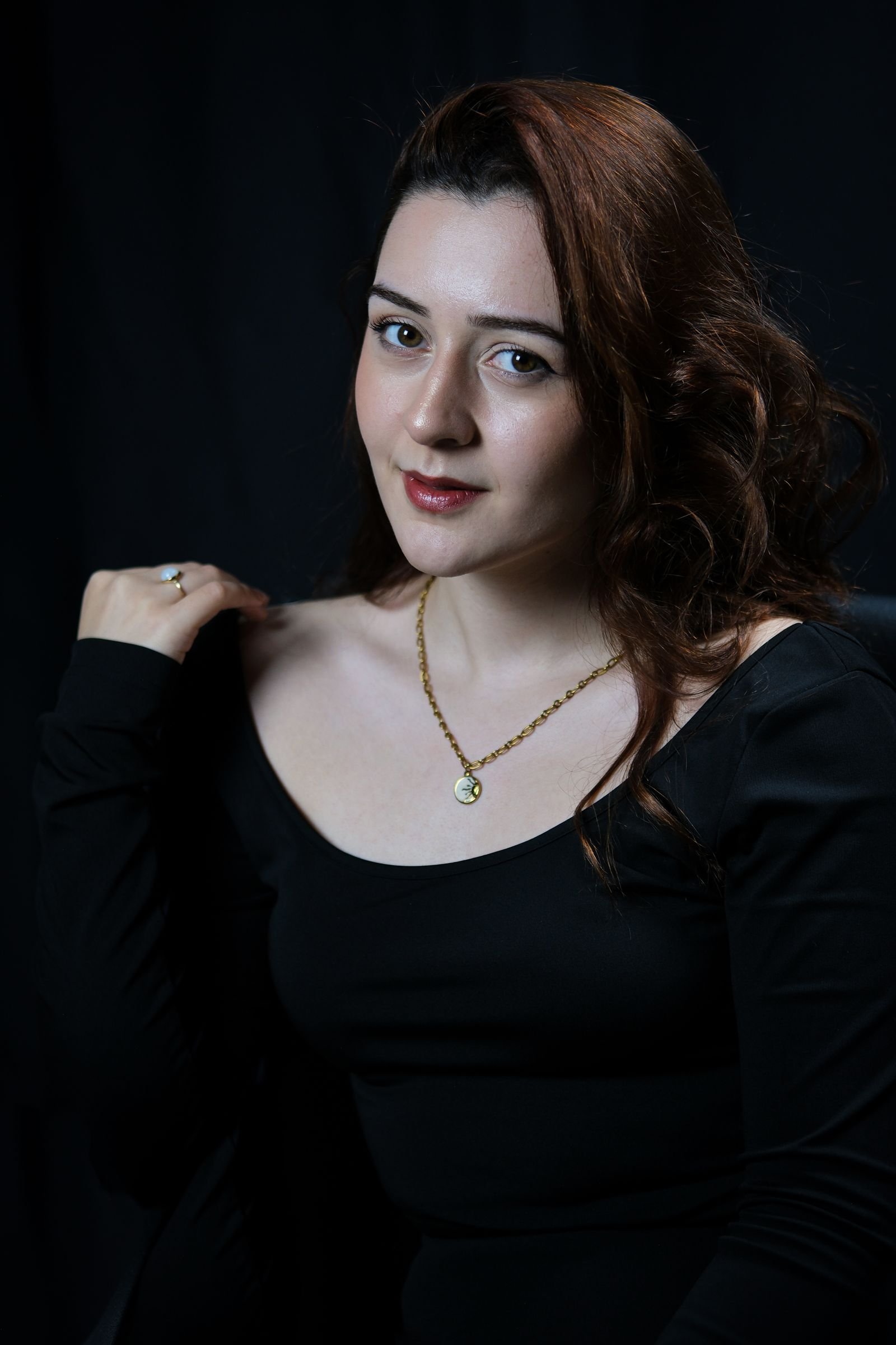 Retrato elegante de mujer con collar de oro 18K, estilo atemporal