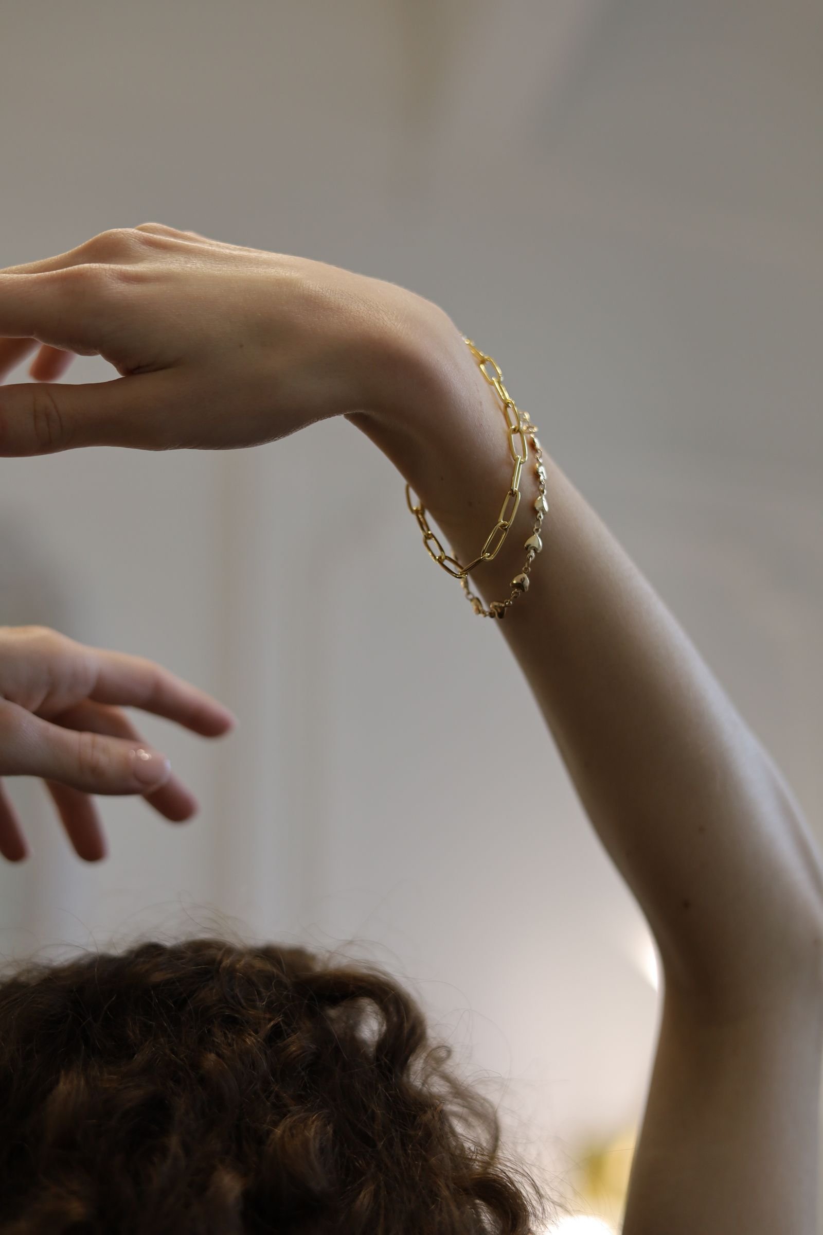 Pulseras de oro 18K combinadas en capas sobre la muñeca, estilo layering