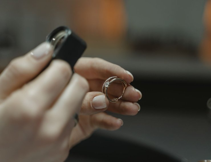 Persona verificando la autenticidad de un anillo de oro con detalle