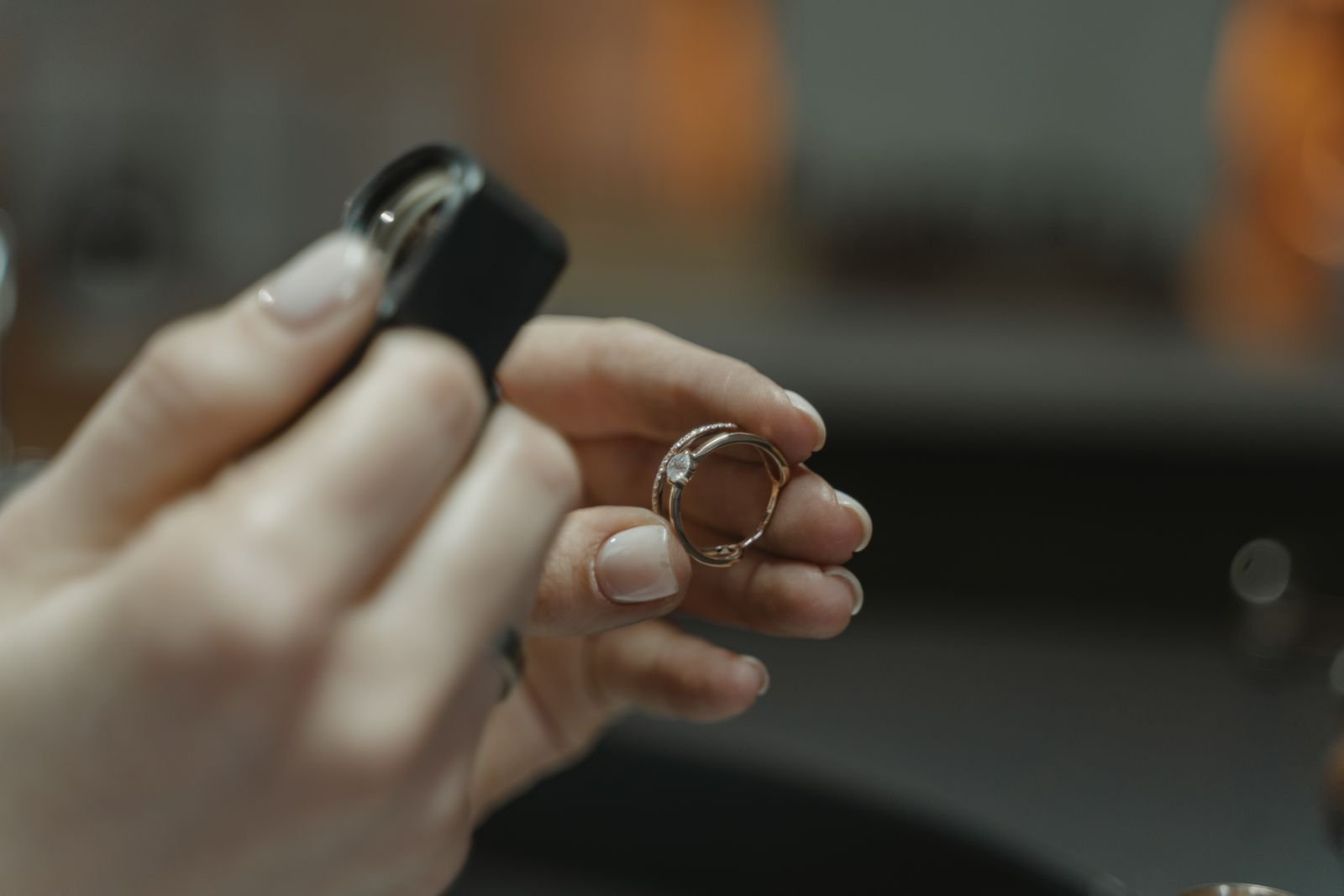 Persona verificando la autenticidad de un anillo de oro con detalle